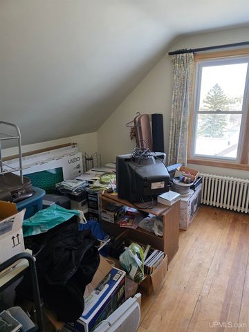 817 W Maple Street, Iron River, MI 49935