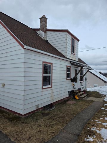 817 W Maple Street, Iron River, MI 49935
