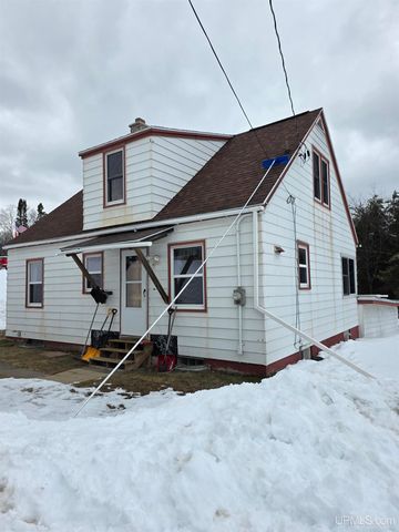 817 W Maple Street, Iron River, MI 49935