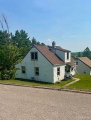 817 W Maple Street, Iron River, MI 49935
