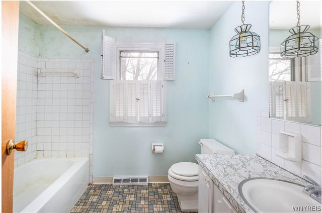 15 Presidents Walk, Amherst, NY 14221