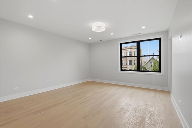 3323 W Belden Avenue, Chicago, IL 60647