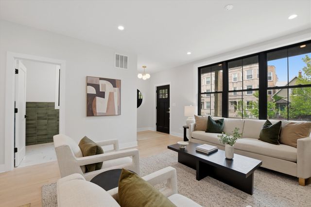 3323 W Belden Avenue, Chicago, IL 60647