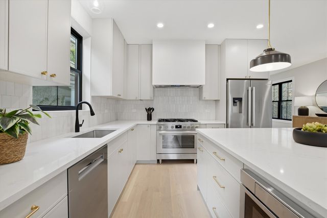 3323 W Belden Avenue, Chicago, IL 60647