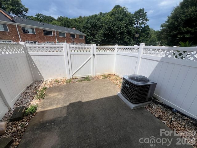 1336 Green Oaks Lane E, Charlotte, NC 28205