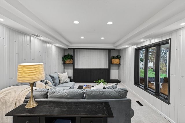 10215 27th Avenue N, Plymouth, MN 55441