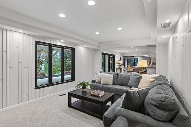 10215 27th Avenue N, Plymouth, MN 55441