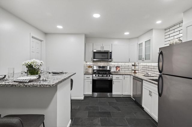 10215 27th Avenue N, Plymouth, MN 55441