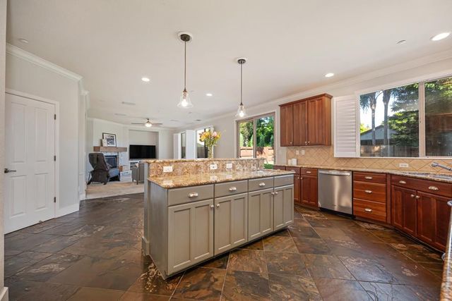 245 Woodhaven Pl, West Sacramento, CA 95605