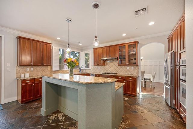 245 Woodhaven Pl, West Sacramento, CA 95605