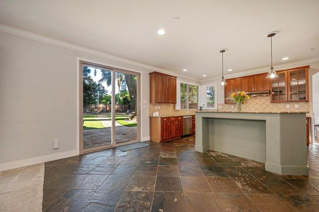 245 Woodhaven Pl, West Sacramento, CA 95605