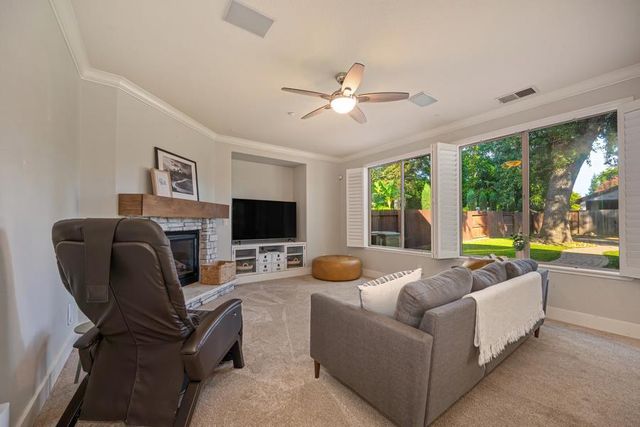 245 Woodhaven Pl, West Sacramento, CA 95605