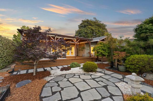 1125 Carlton Avenue, Menlo Park, CA 94025