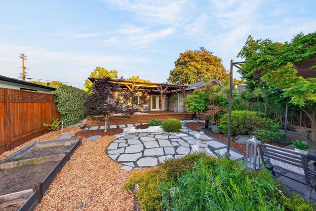 1125 Carlton Avenue, Menlo Park, CA 94025