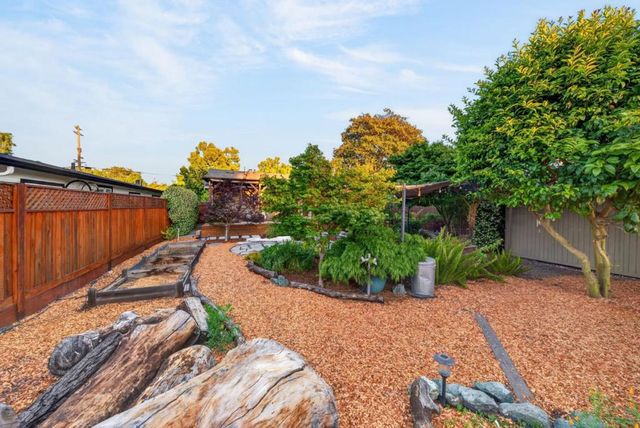 1125 Carlton Avenue, Menlo Park, CA 94025