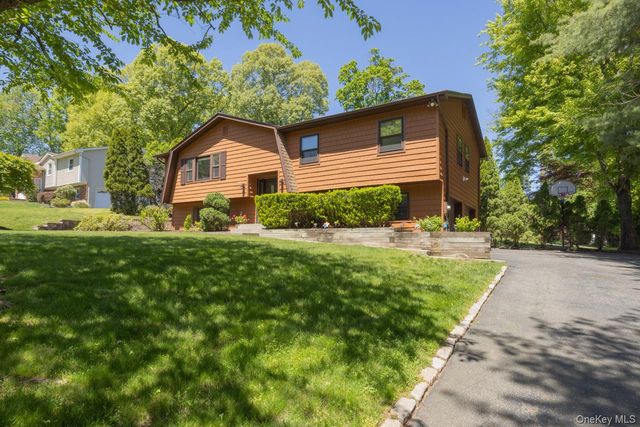 4 Apple Court, Nanuet, NY 10954