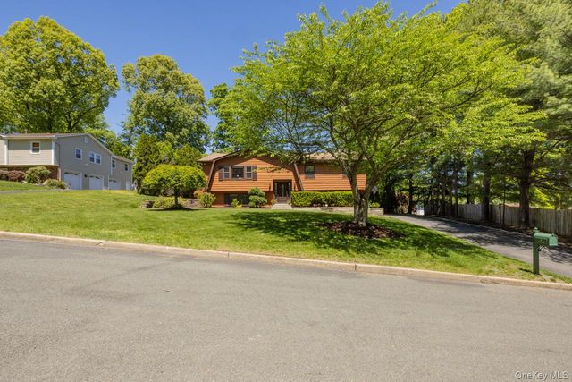 4 Apple Court, Nanuet, NY 10954