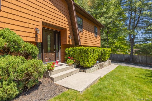 4 Apple Court, Nanuet, NY 10954