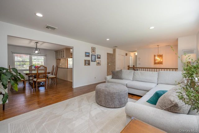 4 Apple Court, Nanuet, NY 10954