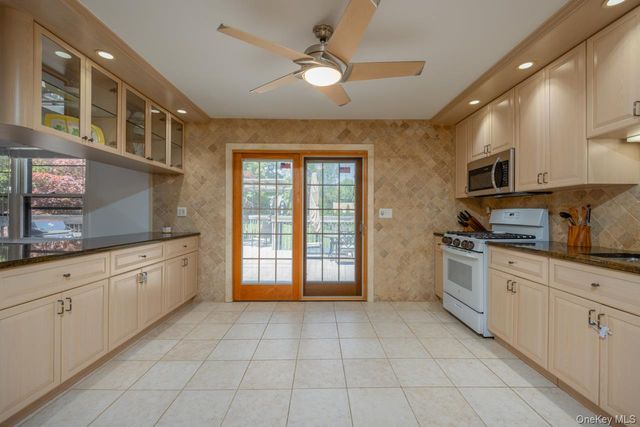 4 Apple Court, Nanuet, NY 10954