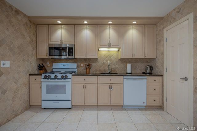 4 Apple Court, Nanuet, NY 10954