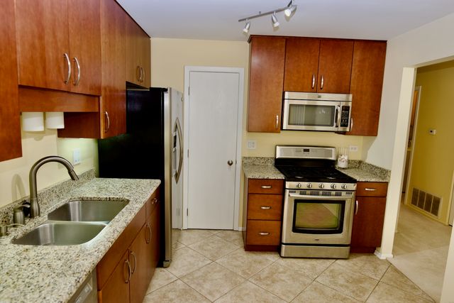 1047 AUBURN Lane 1047, Buffalo Grove, IL 60089