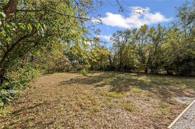 1323 E 21st Street, Lawrence, KS 66046