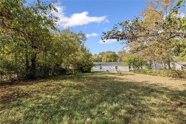 1323 E 21st Street, Lawrence, KS 66046