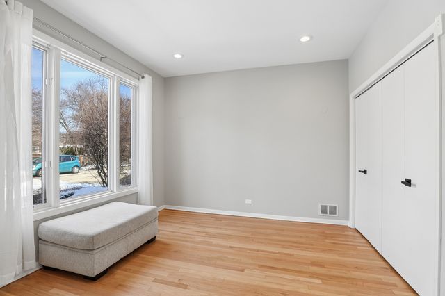 980 Half Day Road, Highland Park, IL 60035