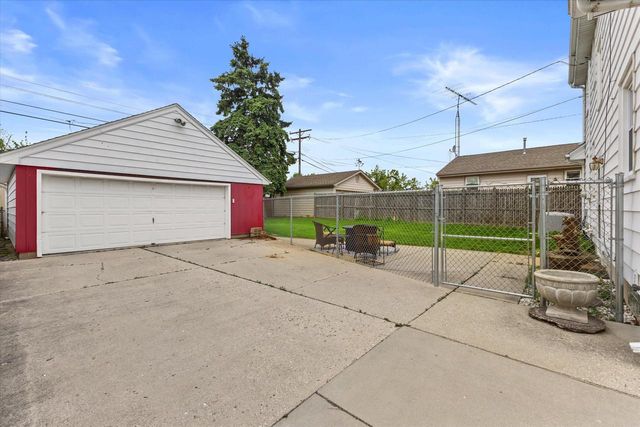 5632 Pershing BOULEVARD, Kenosha, WI 53144