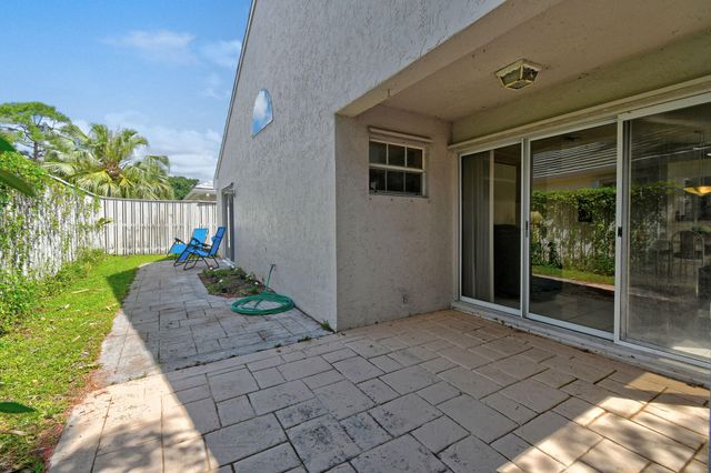 49 Admirals Court, Palm Beach Gardens, FL 33418