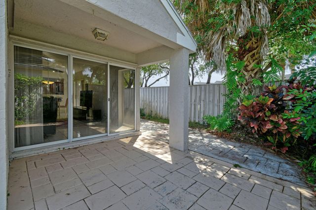 49 Admirals Court, Palm Beach Gardens, FL 33418