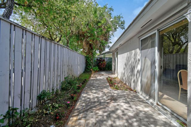 49 Admirals Court, Palm Beach Gardens, FL 33418