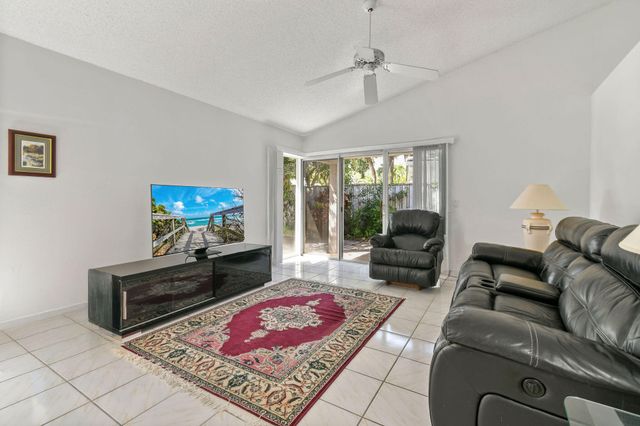 49 Admirals Court, Palm Beach Gardens, FL 33418