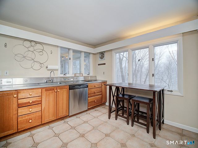 136 Knoll Drive, Hamden, CT 06518