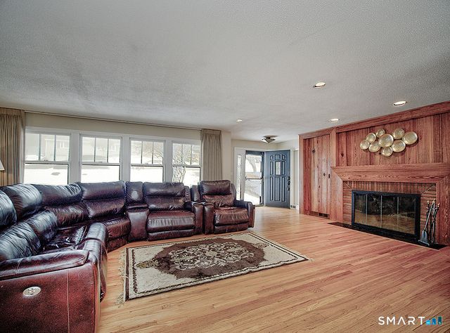 136 Knoll Drive, Hamden, CT 06518