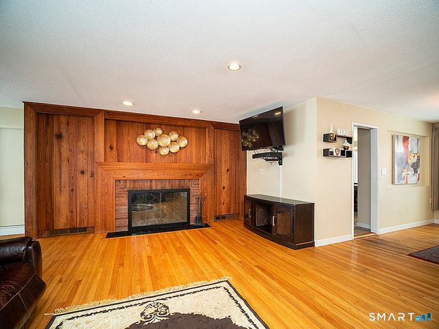 136 Knoll Drive, Hamden, CT 06518