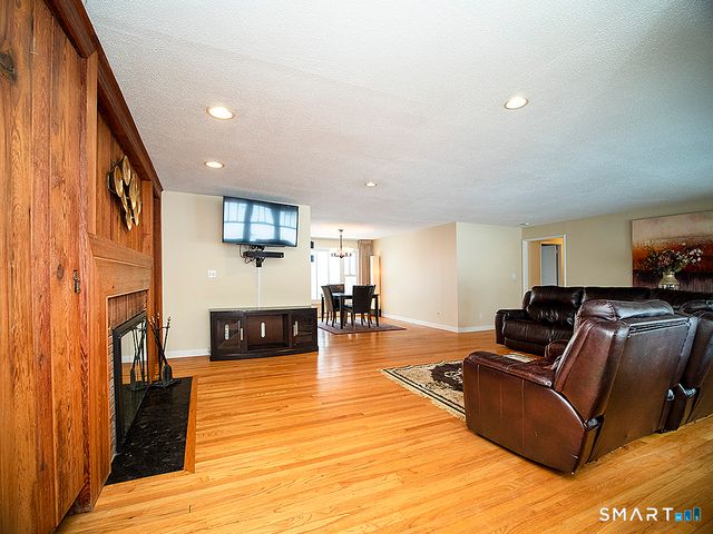 136 Knoll Drive, Hamden, CT 06518