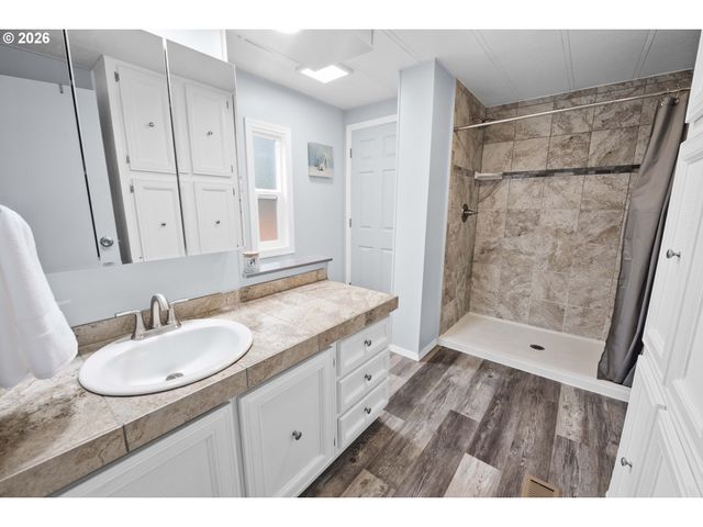 89695 Old Bog Rd, Warrenton, OR 97146