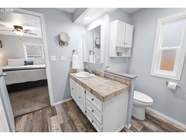 89695 Old Bog Rd, Warrenton, OR 97146