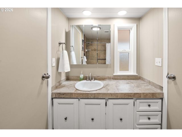 89695 Old Bog Rd, Warrenton, OR 97146