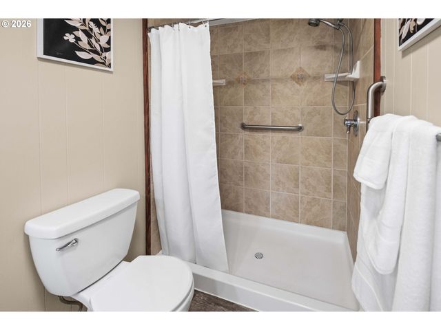 89695 Old Bog Rd, Warrenton, OR 97146