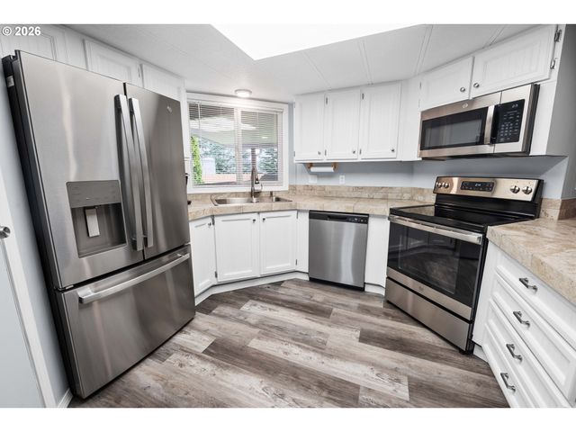 89695 Old Bog Rd, Warrenton, OR 97146