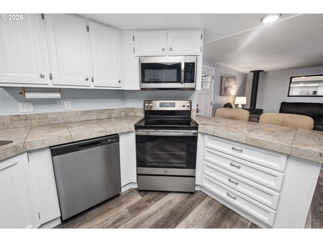 89695 Old Bog Rd, Warrenton, OR 97146