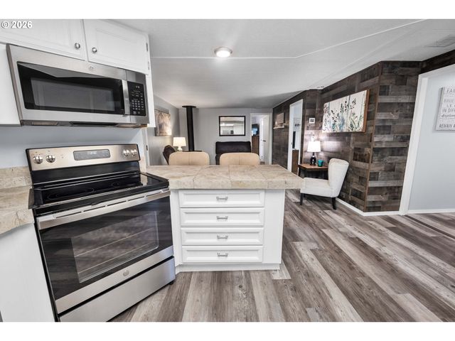 89695 Old Bog Rd, Warrenton, OR 97146