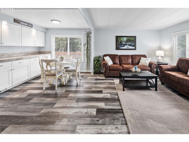 89695 Old Bog Rd, Warrenton, OR 97146