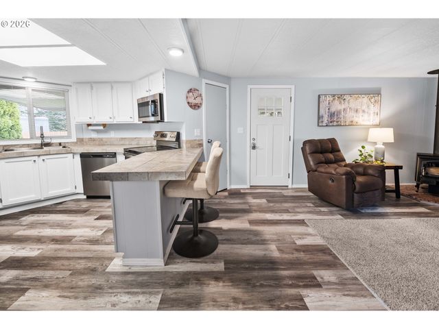 89695 Old Bog Rd, Warrenton, OR 97146