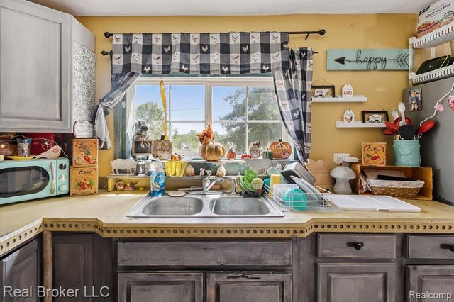 8100 Valley Highway, Vermontville, MI 49096