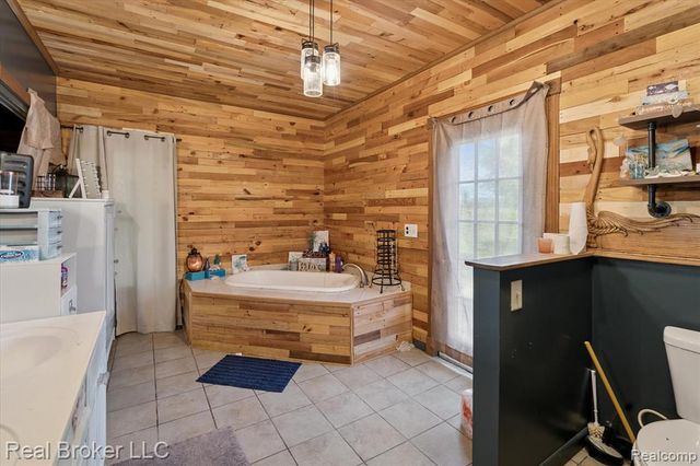 8100 Valley Highway, Vermontville, MI 49096