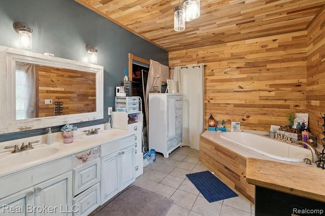 8100 Valley Highway, Vermontville, MI 49096